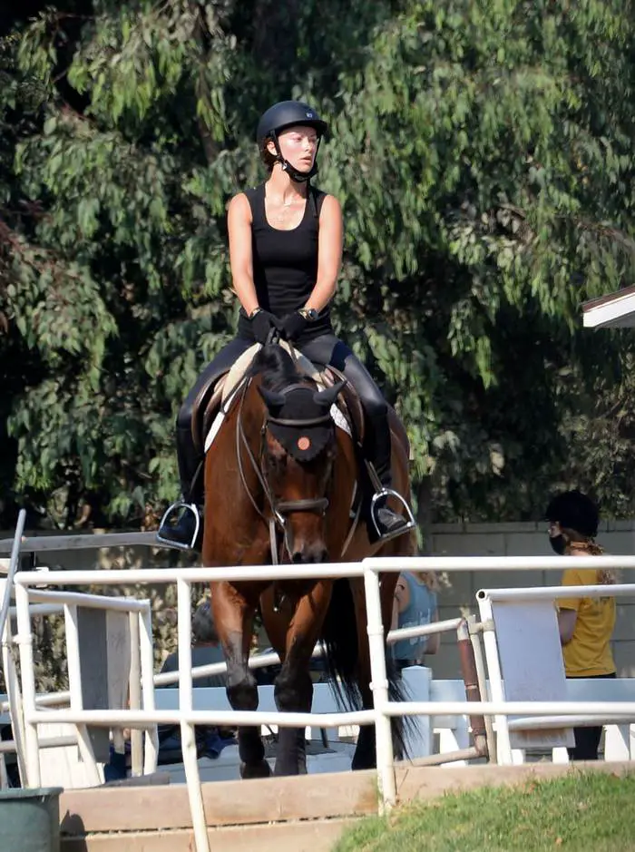 olivia wilde enjoying horseback riding session in the thousand oaks 3