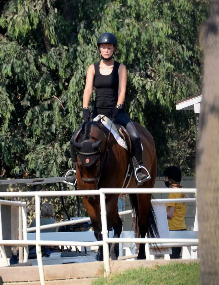 olivia wilde enjoying horseback riding session in the thousand oaks 4