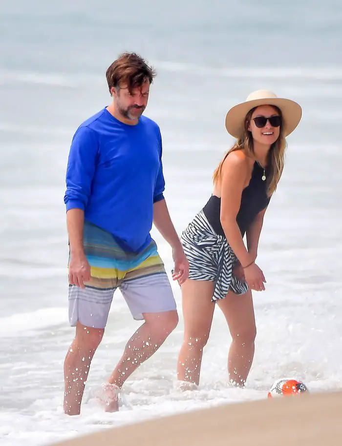 olivia wilde looks incredible as she plays on the beach with jason sudeikis 3