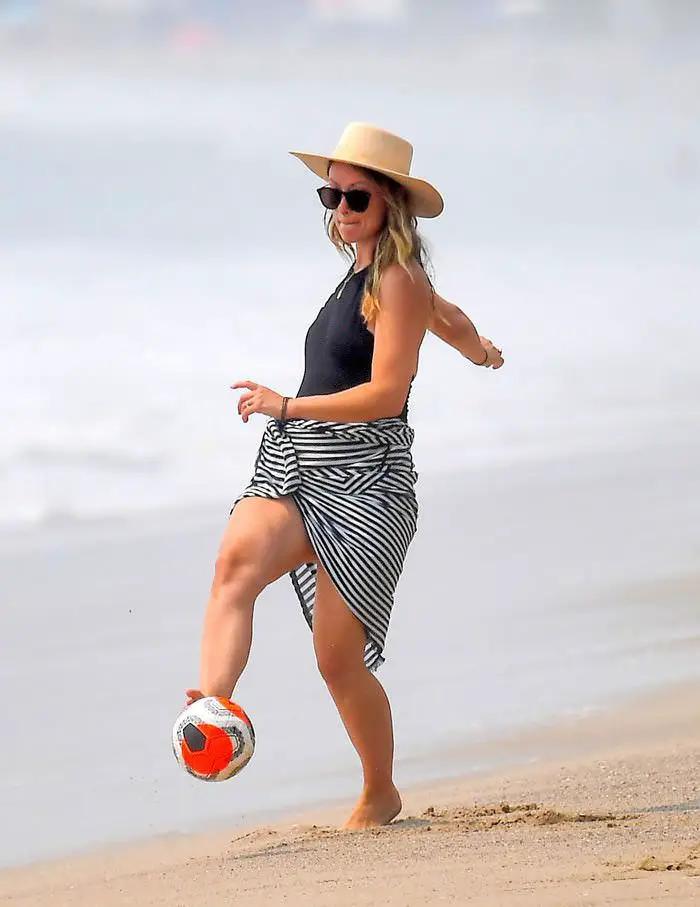olivia wilde looks incredible as she plays on the beach with jason sudeikis 4