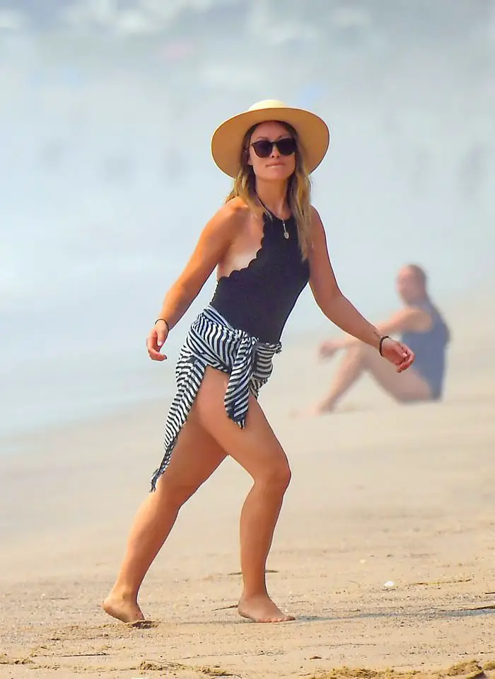 olivia wilde looks incredible as she plays on the beach with jason sudeikis 5