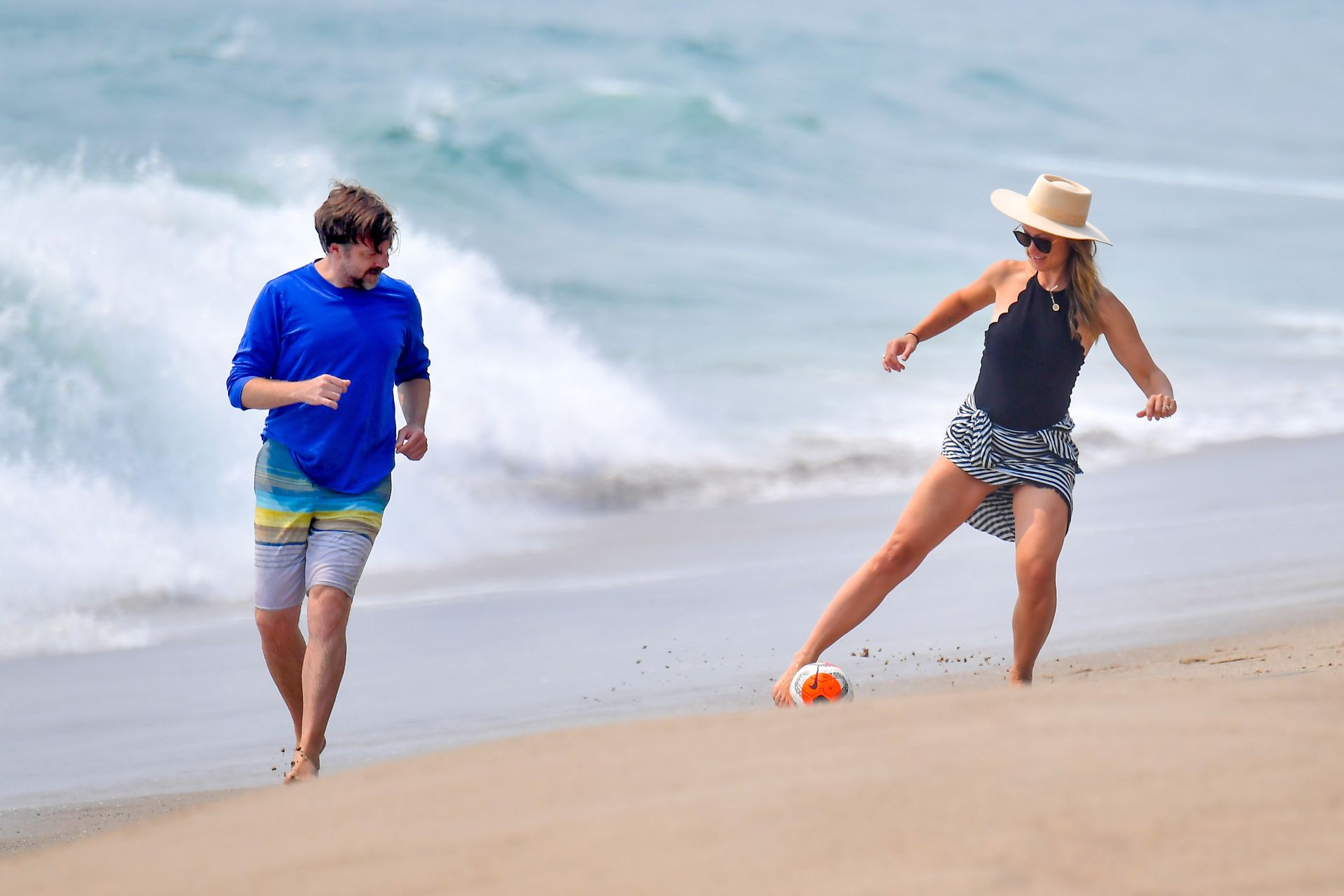 olivia wilde looks incredible as she plays on the beach with jason sudeikis 6