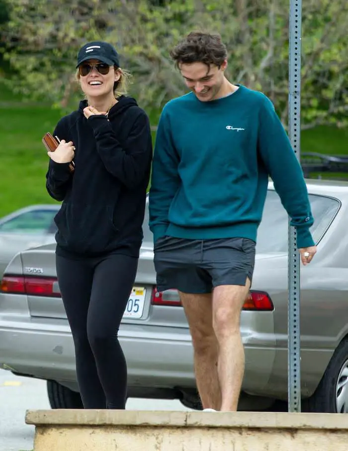 olivia wilde with her brother strolling around silver lake 2