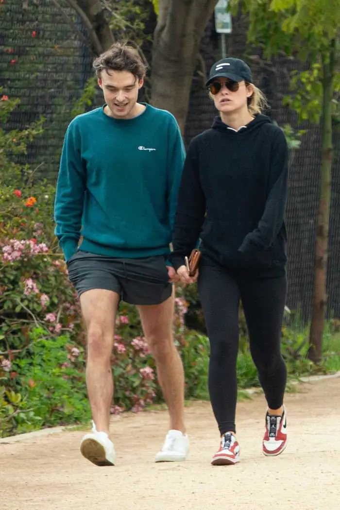 olivia wilde with her brother strolling around silver lake 4