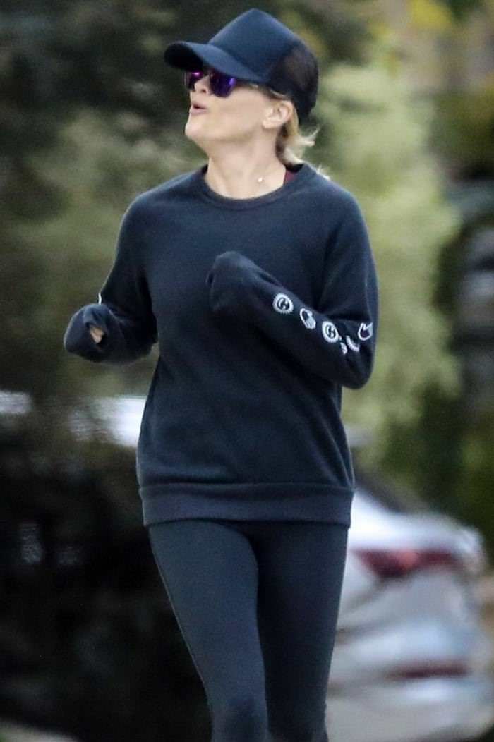 reese witherspoon steps out for her daily jog through brentwood 1