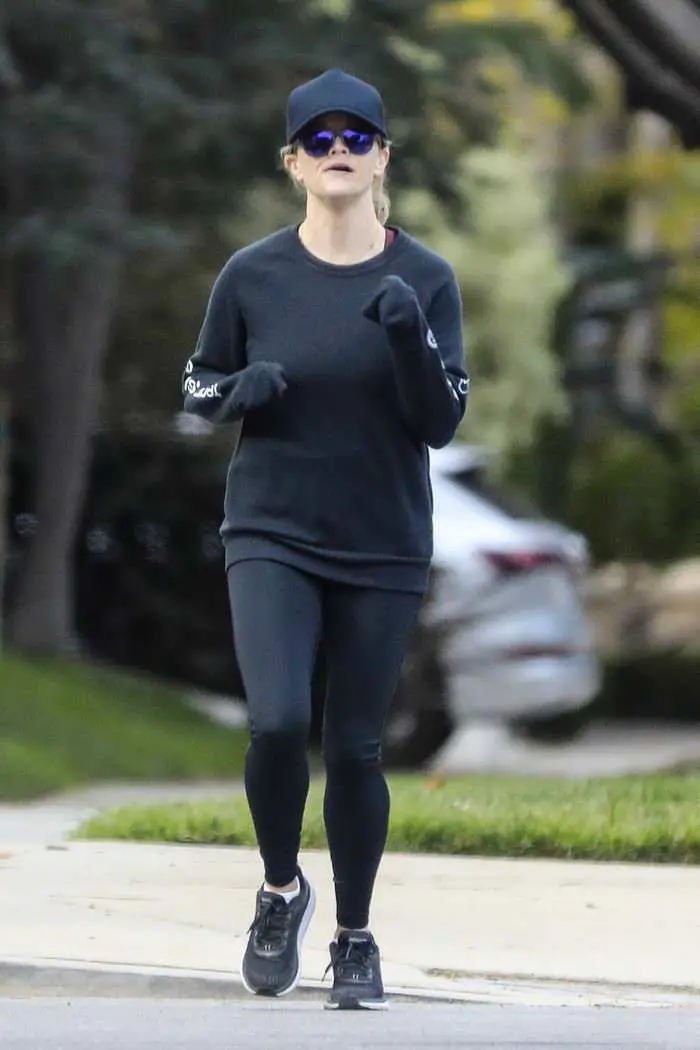reese witherspoon steps out for her daily jog through brentwood 4
