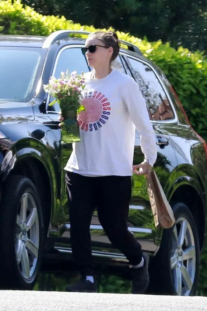 Rooney Mara Carries Flowers to Older Sister for her First Mother’s Day
