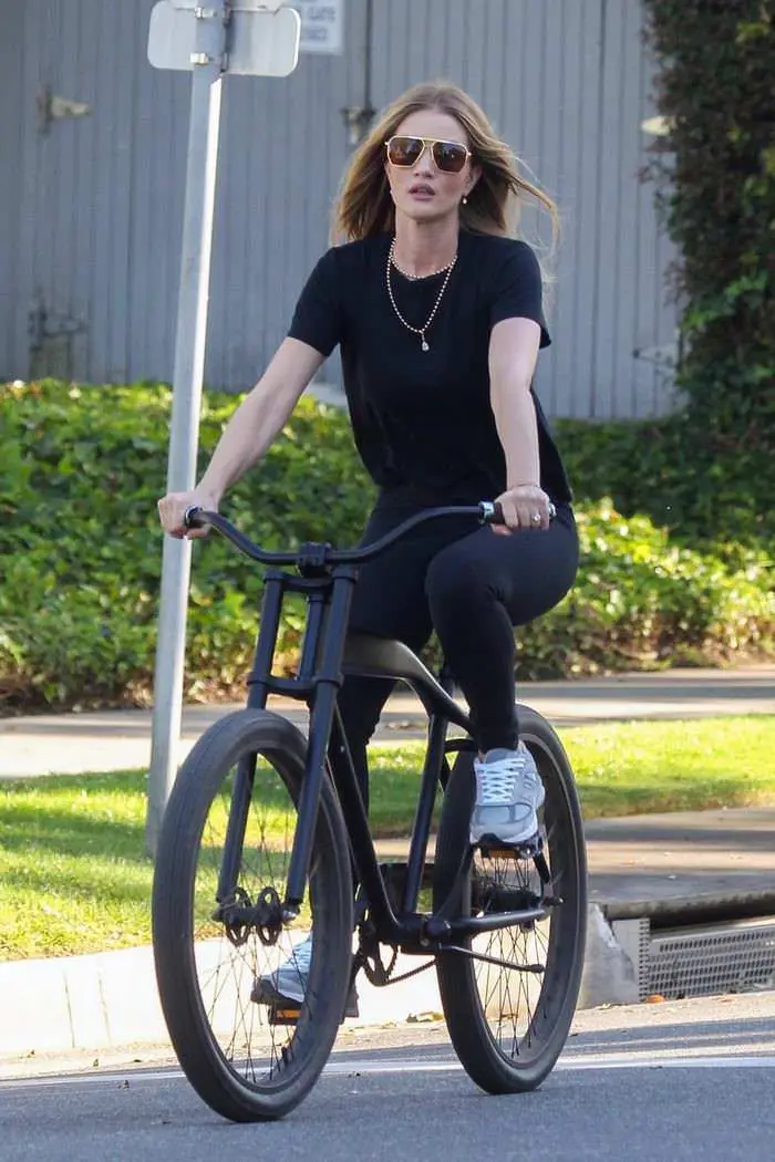 rosie huntington whiteley out for a bike ride in beverly hills 1