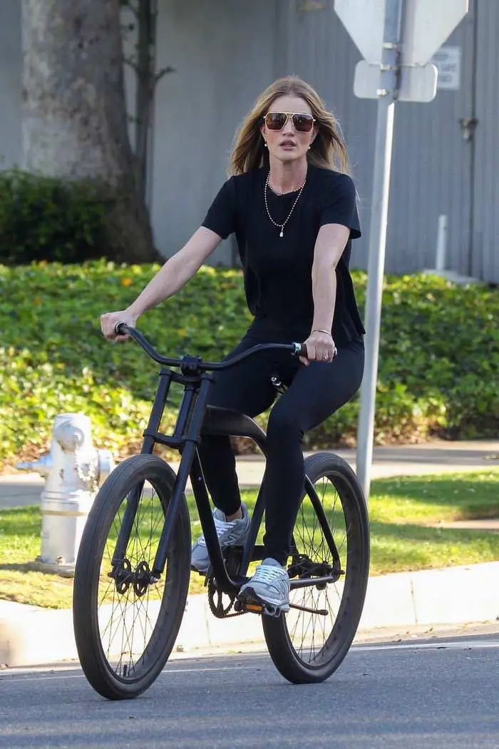 rosie huntington whiteley out for a bike ride in beverly hills 4