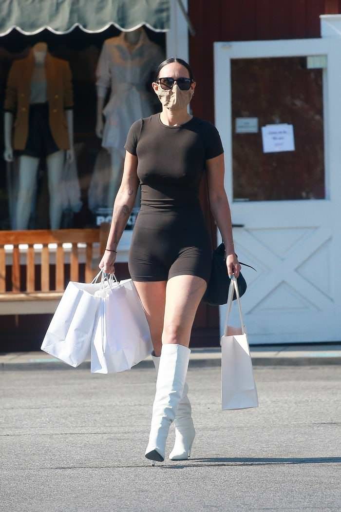 rumer willis in skin tight shorts during a solo shopping spree in la 4