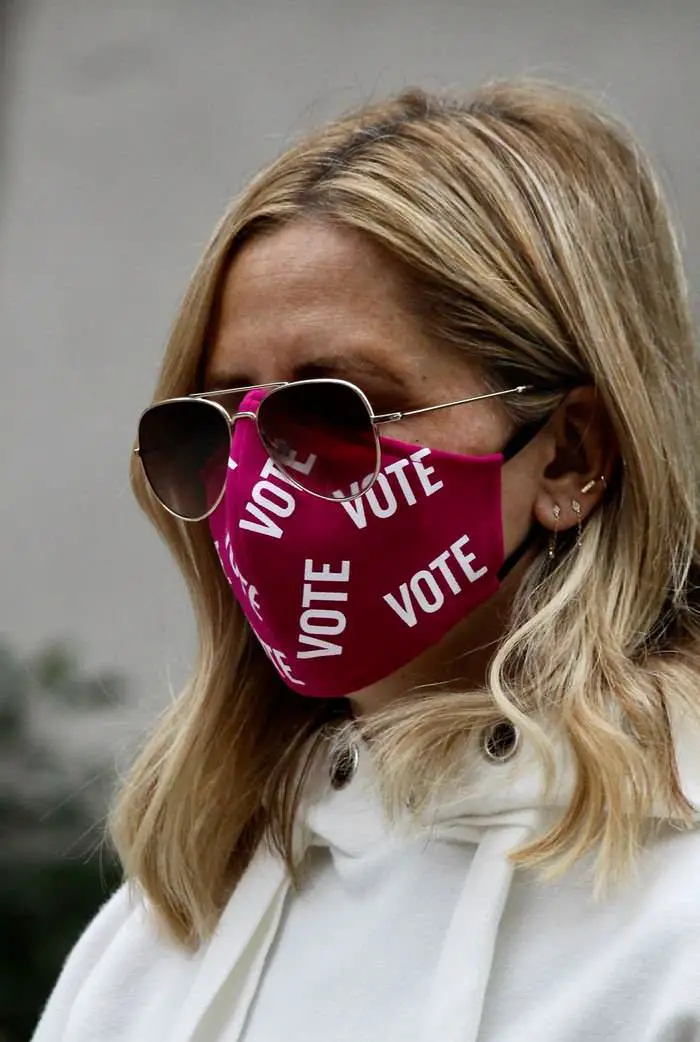 sarah michelle gellar wore vote face mask while out with a friend in la 2