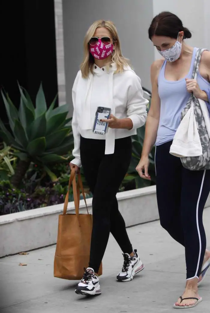 sarah michelle gellar wore vote face mask while out with a friend in la 3