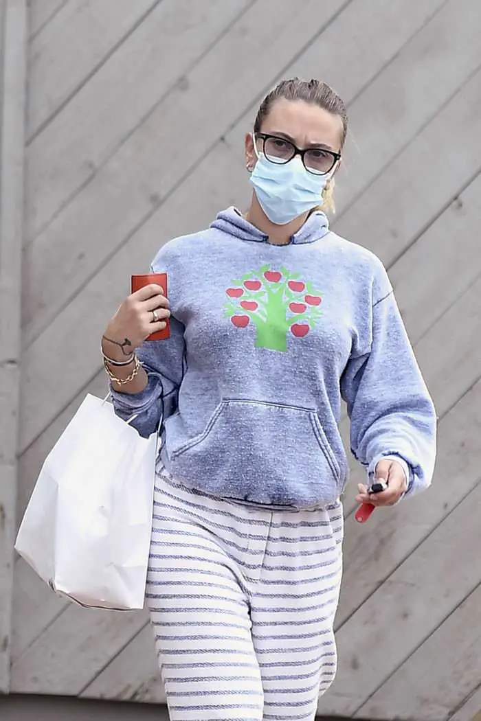 scarlett johansson in sweats stepped out to grab a breakfast 2