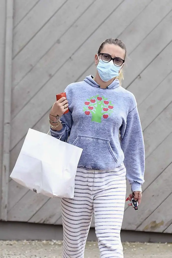 scarlett johansson in sweats stepped out to grab a breakfast 3
