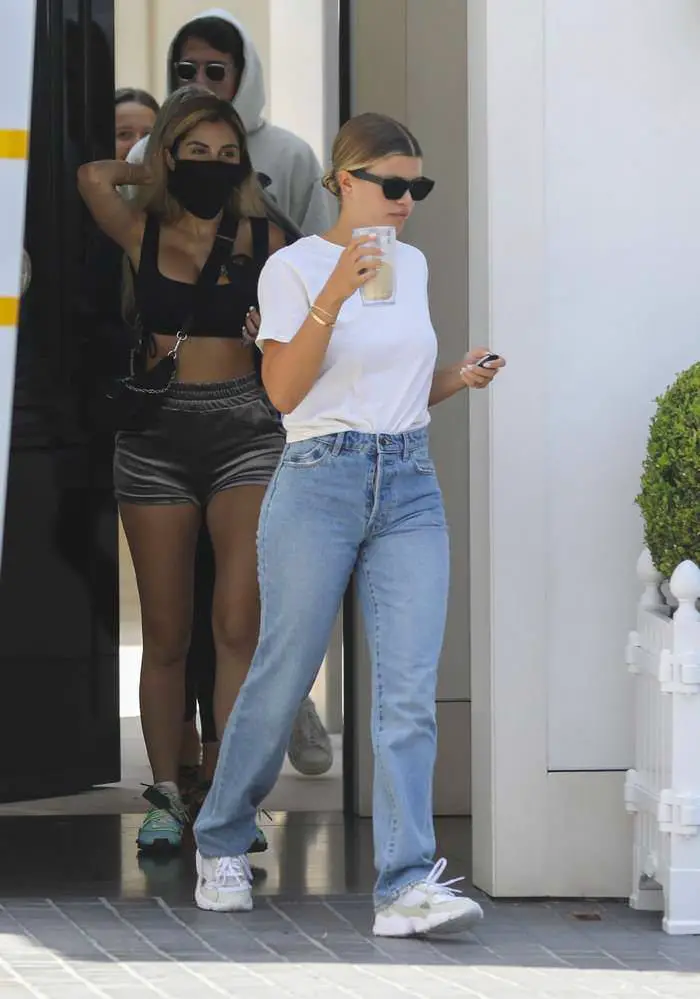 Sofia Richie Grabs Smoothies with a Gal Pal in Malibu