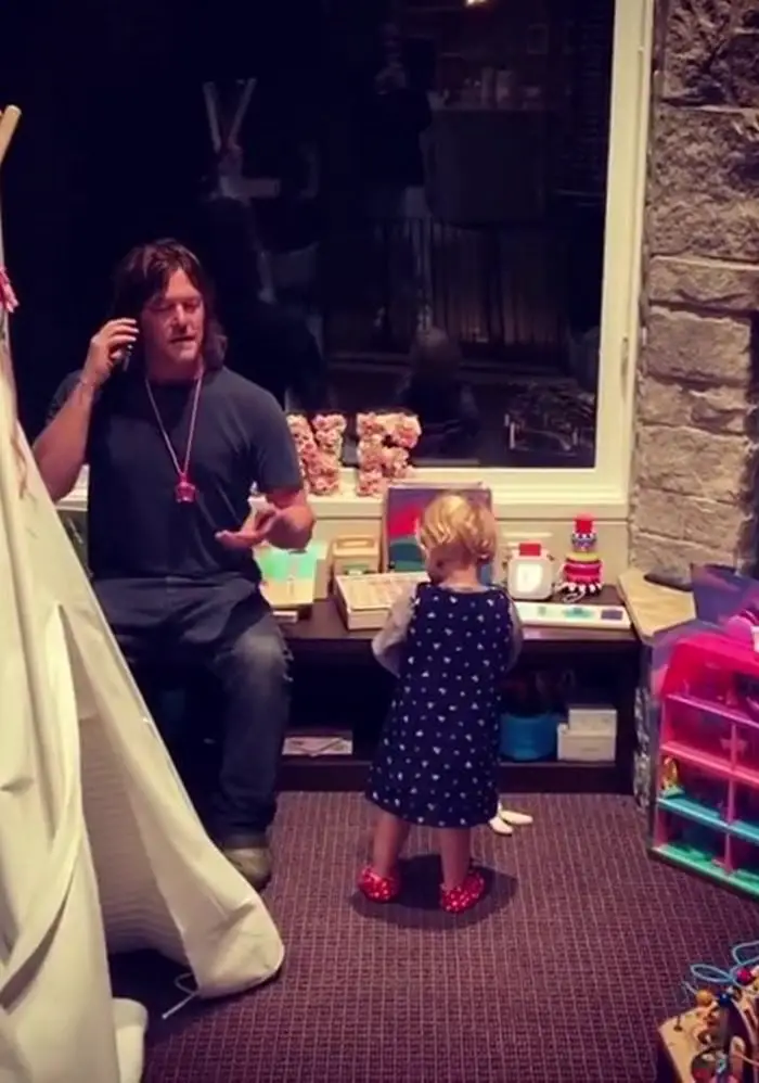 the walking dead actor norman reedus sings the abc song with his daughter 2