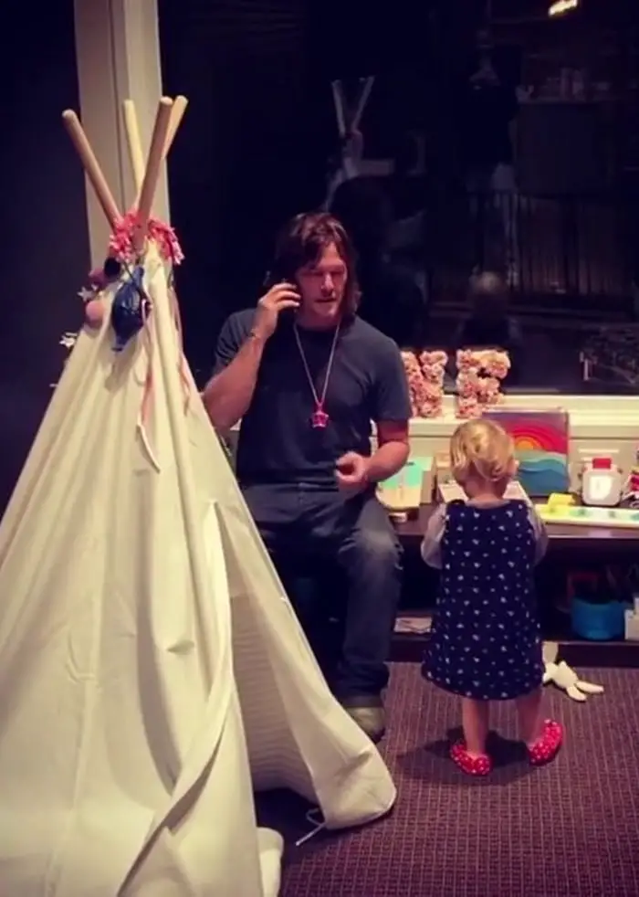 the walking dead actor norman reedus sings the abc song with his daughter 3