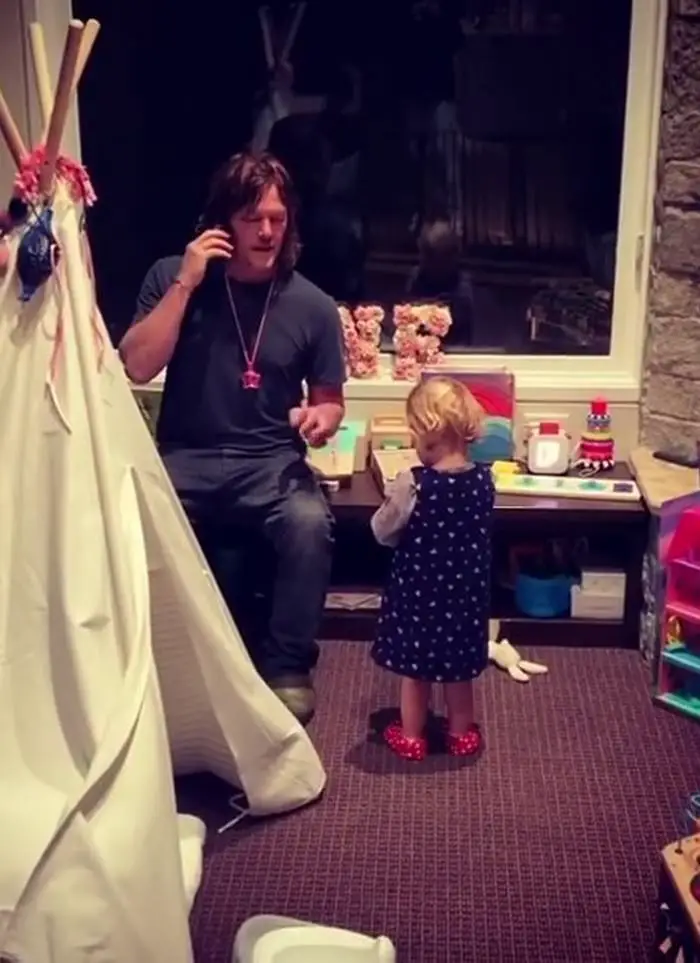 the walking dead actor norman reedus sings the abc song with his daughter 4