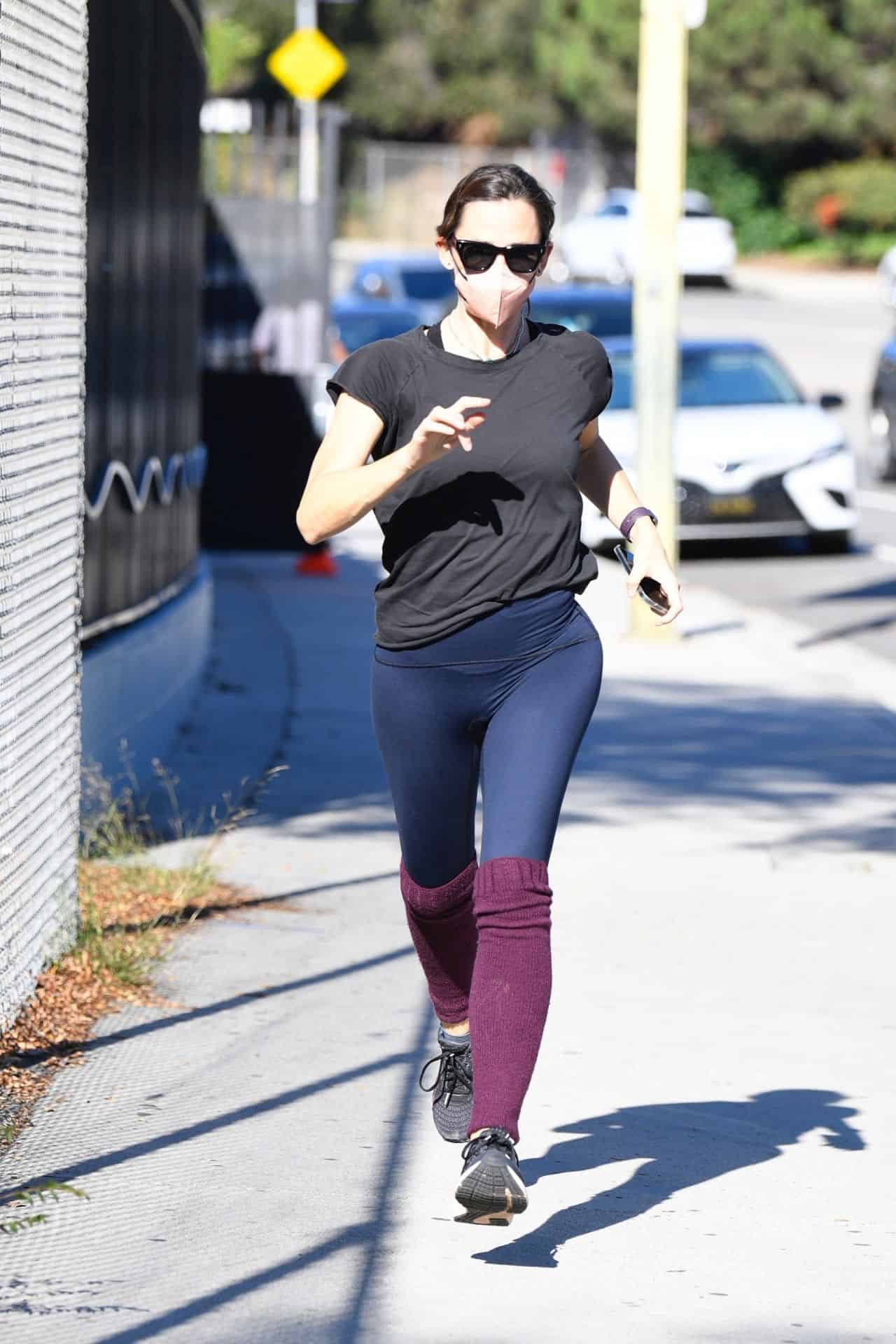 Jennifer Garner Works Out while she Goes to Pick Up her Son from School
