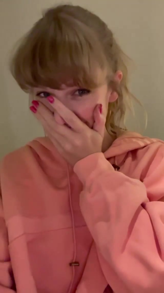 Taylor Swift Really Can’t Stop Playing with Fluffy Cat Paws