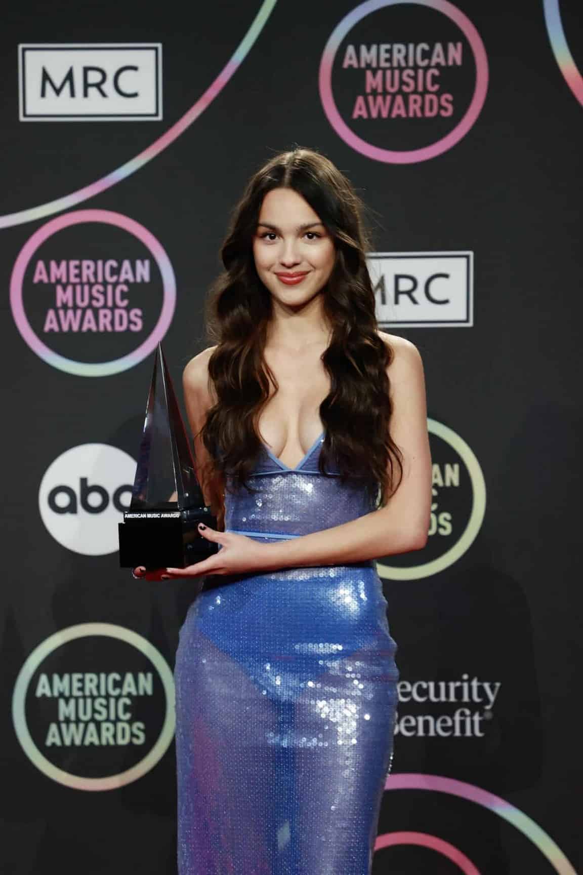 Olivia Rodrigo Wowed All In Sparkling Dress On 2021 American Music Awards
