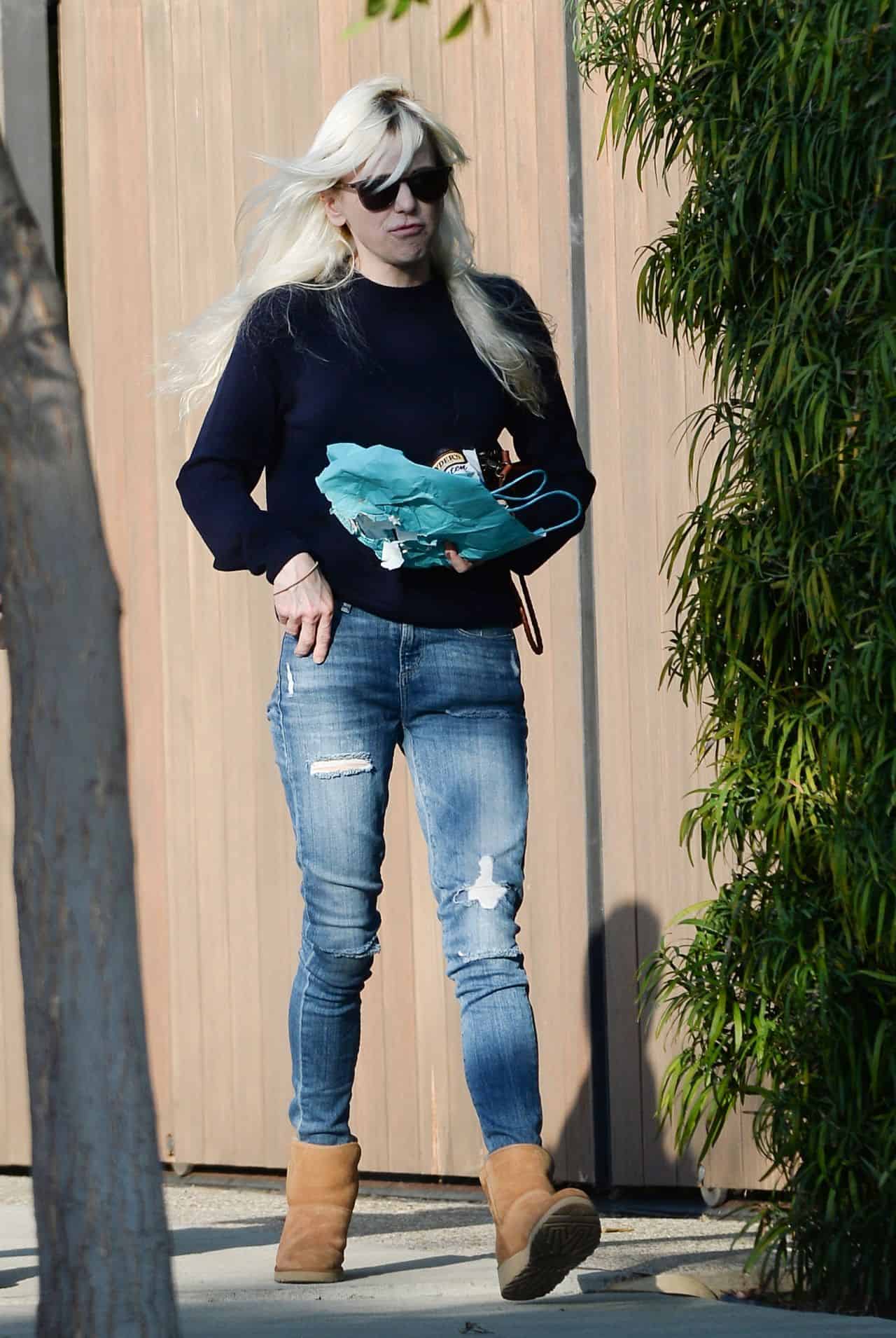 Anna Faris Enjoyed Some Snacks as she was Running Errands in Los Angeles