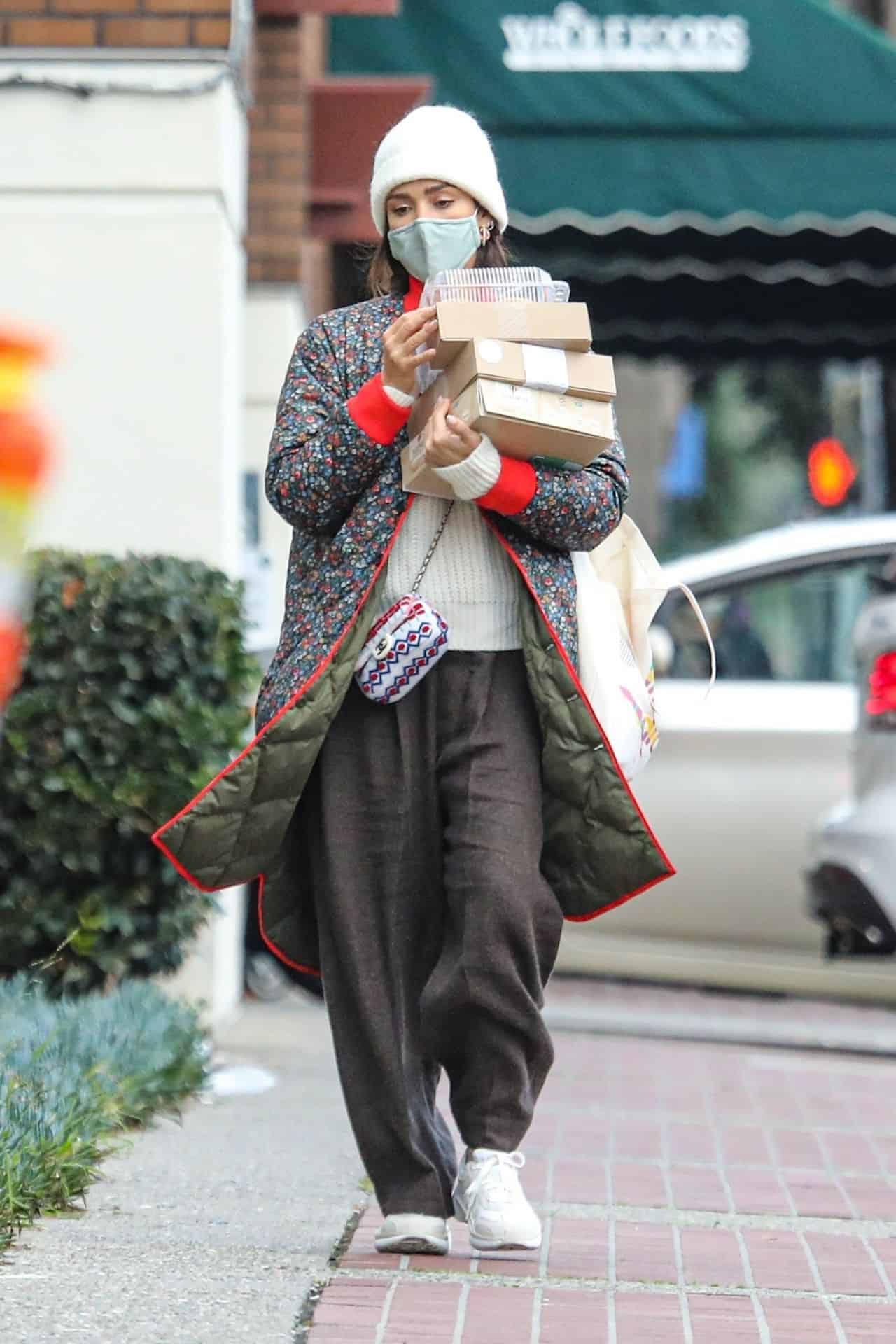 Jessica Alba Picking Up Yummy Desserts from Whole Foods for Christmas Eve