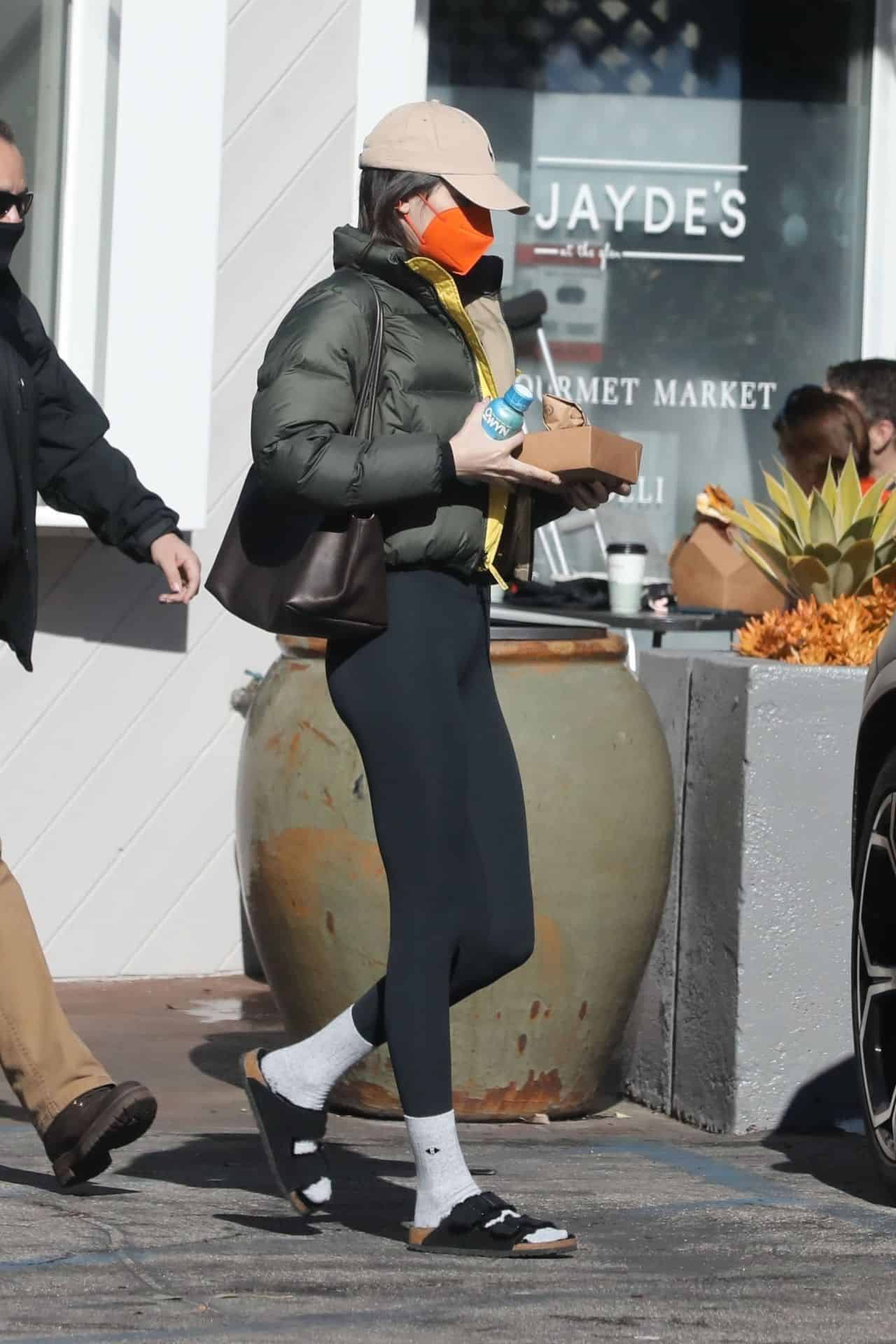 Kendall Jenner Sported a Casual Look as She Grabbed Lunch at Jayde’s Market