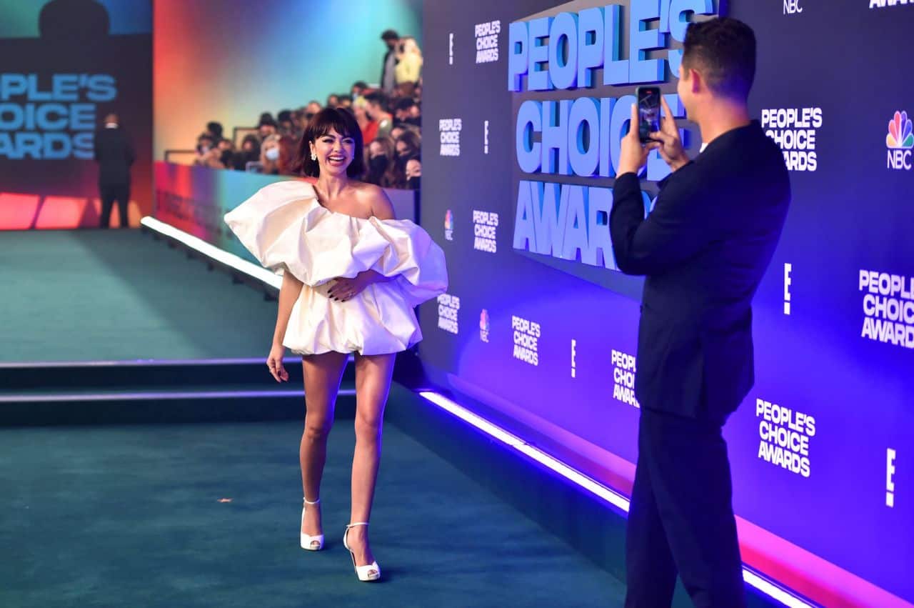Sarah Hyland Debuted her New Hairstyle at 47th People’s Choice Awards 2021
