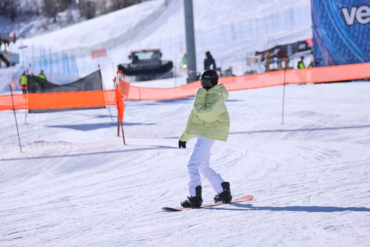 kendall jenner looked chic as she was snowboarding like a pro in aspen 08