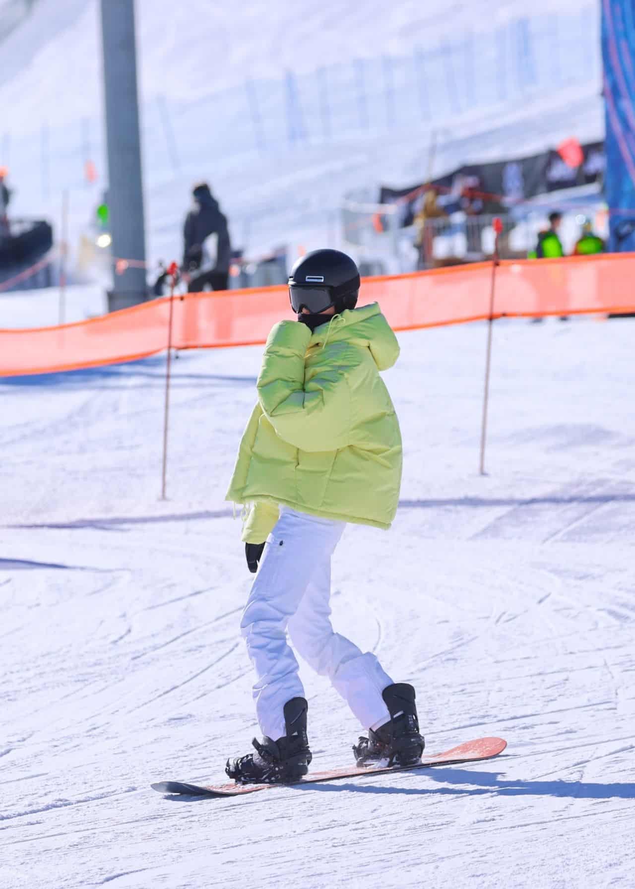 Kendall Jenner Looked Chic as She was Snowboarding Like a Pro in Aspen