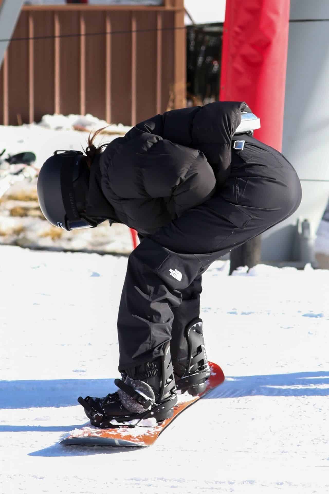 kendall jenner sported an all black outfit as she snowboarded in aspen 01