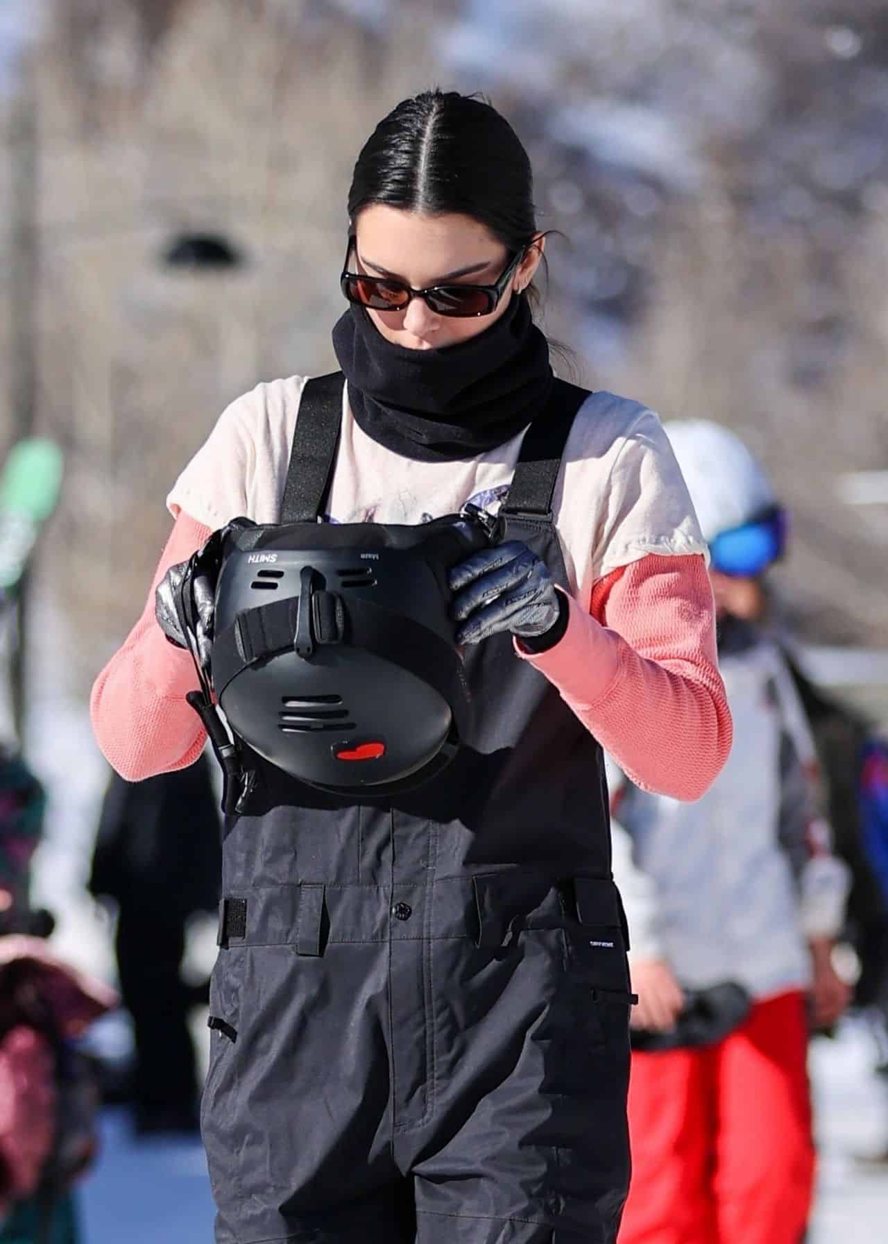Kendall Jenner Sported an All-black Outfit as She Snowboarded in Aspen