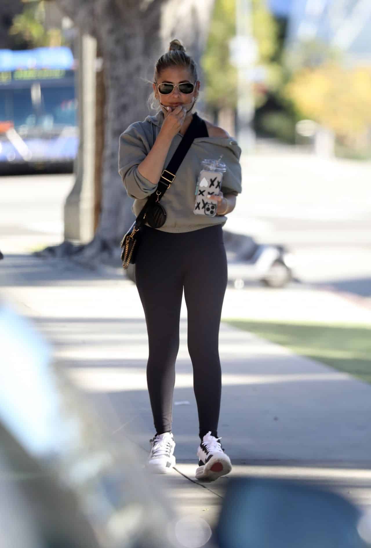 Sarah Michelle Gellar in Black Spandex Leggings Leaving the Yoga Class