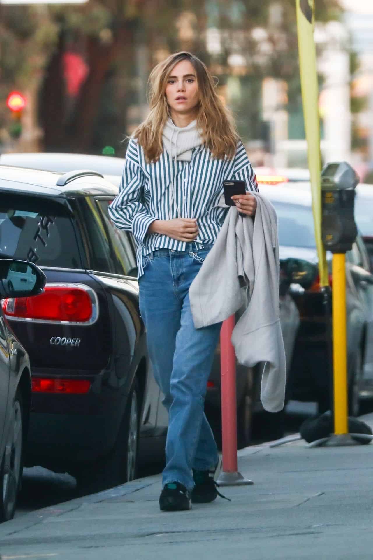 Suki Waterhouse Shows her Slim Waist while Posing for Sensual Snaps in WeHo