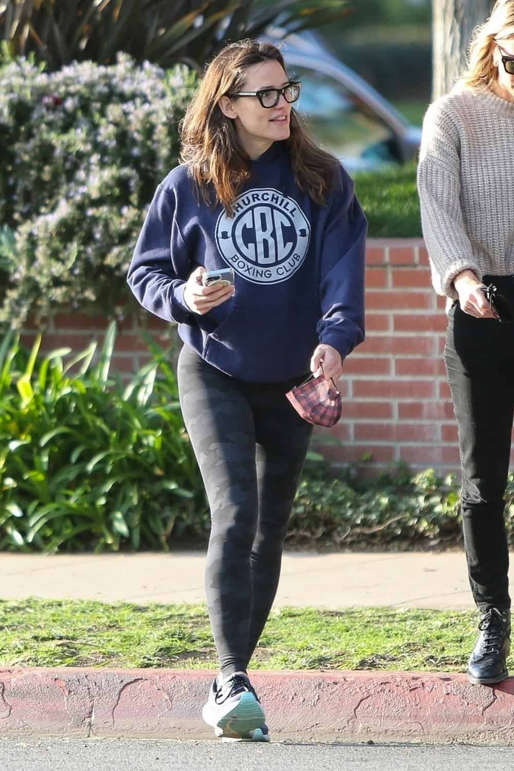 Jennifer Garner Walks with a Female Friend after Doing Some Errands in LA