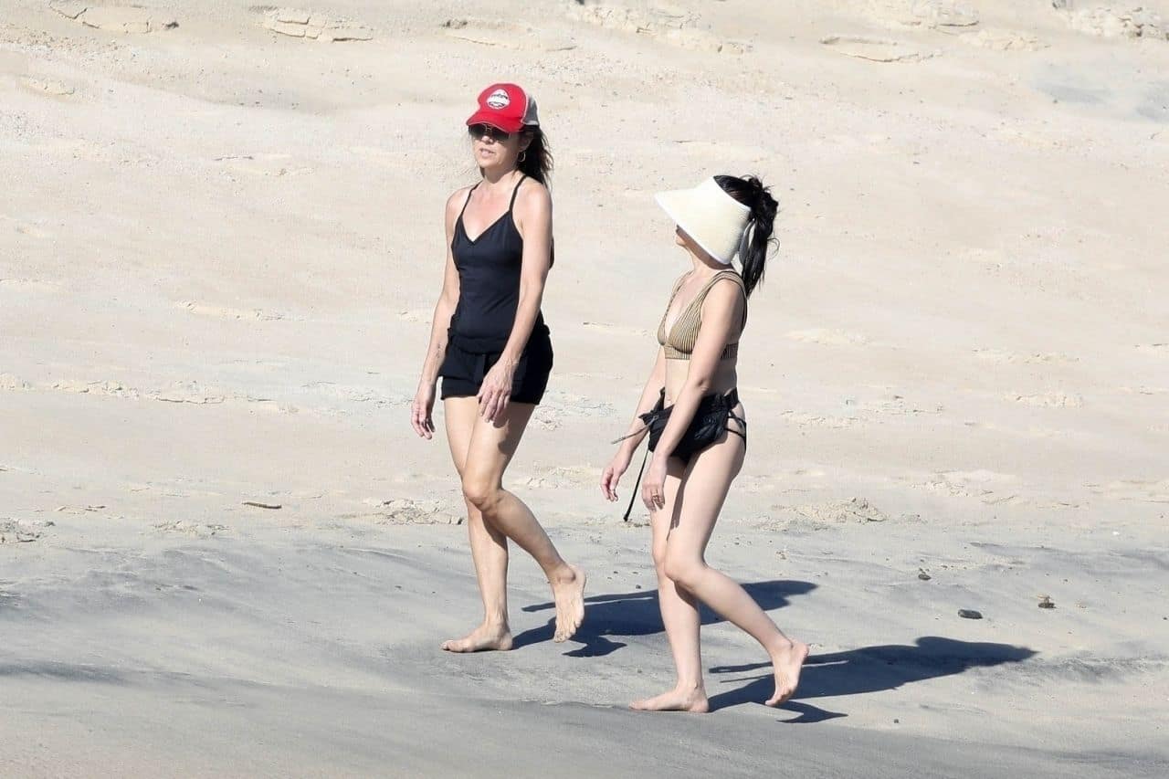 Marisa Tomei Looked Hot in a Black Outfit on the Beach in Cabo San Lucas