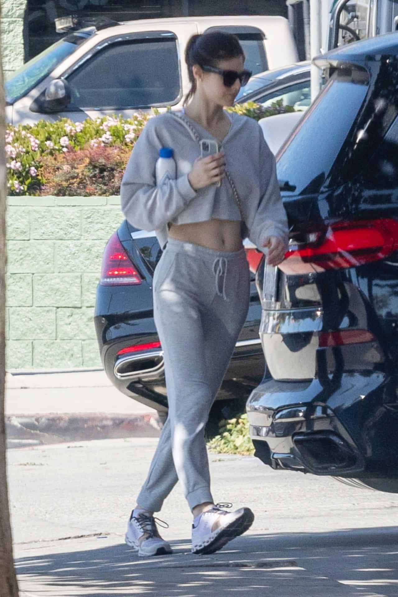 Alexandra Daddario Shows Off her Amazing Figure During her Morning Workout