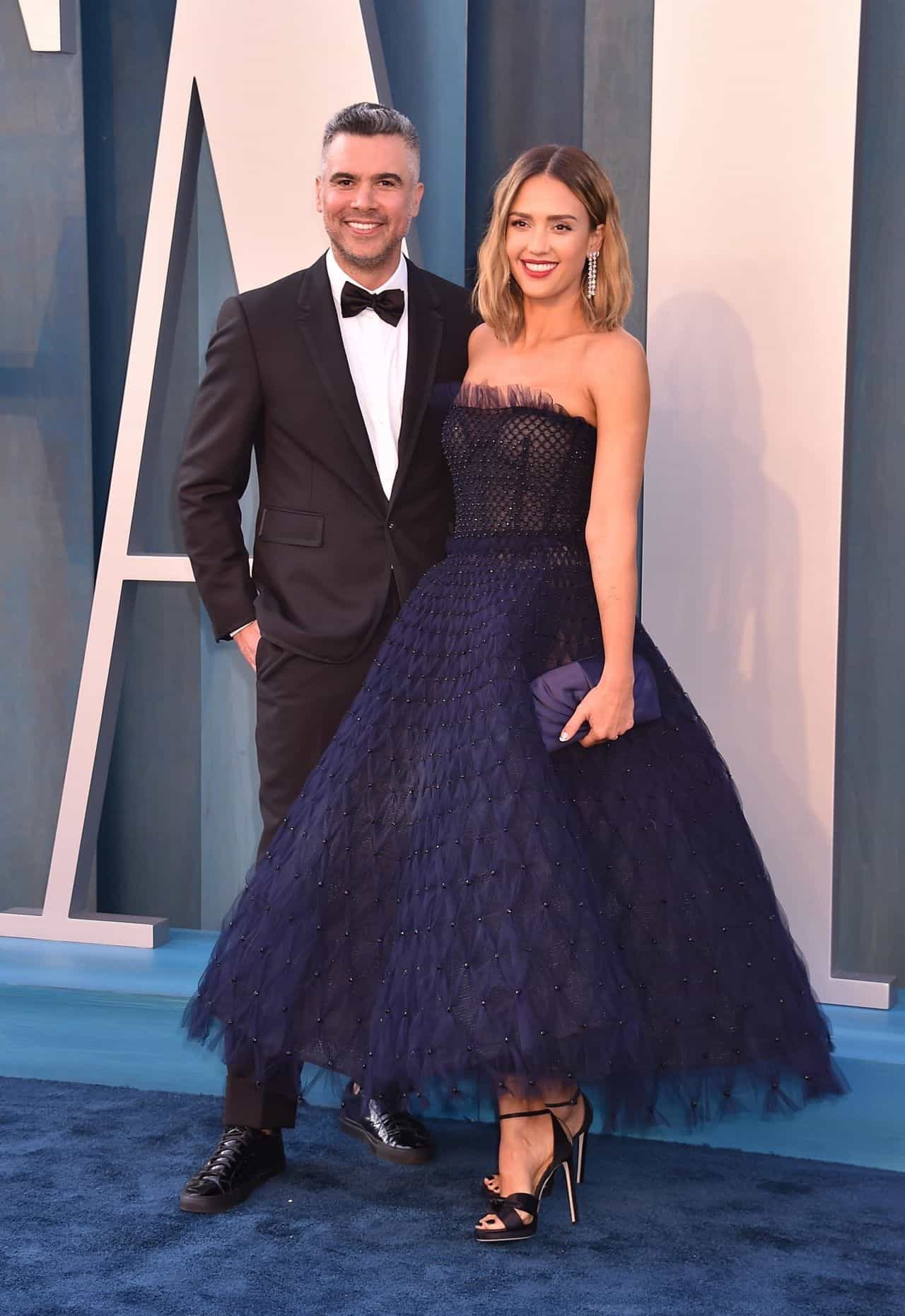 Jessica Alba Amazes in a Blue Dress at the 2022 Vanity Fair Oscar Party