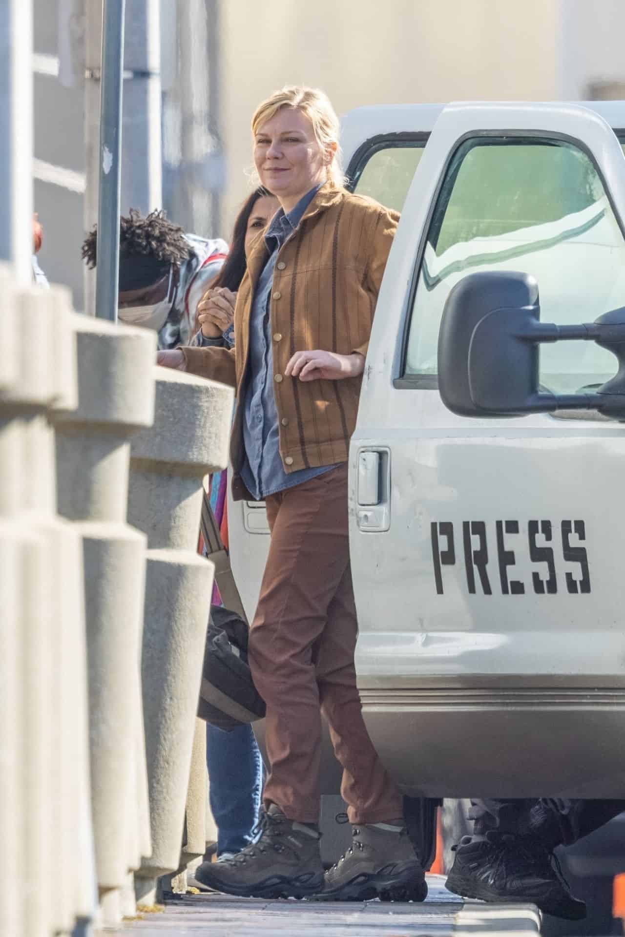 Kirsten Dunst Looks Great on the Set of her Upcoming Action Movie Civil War