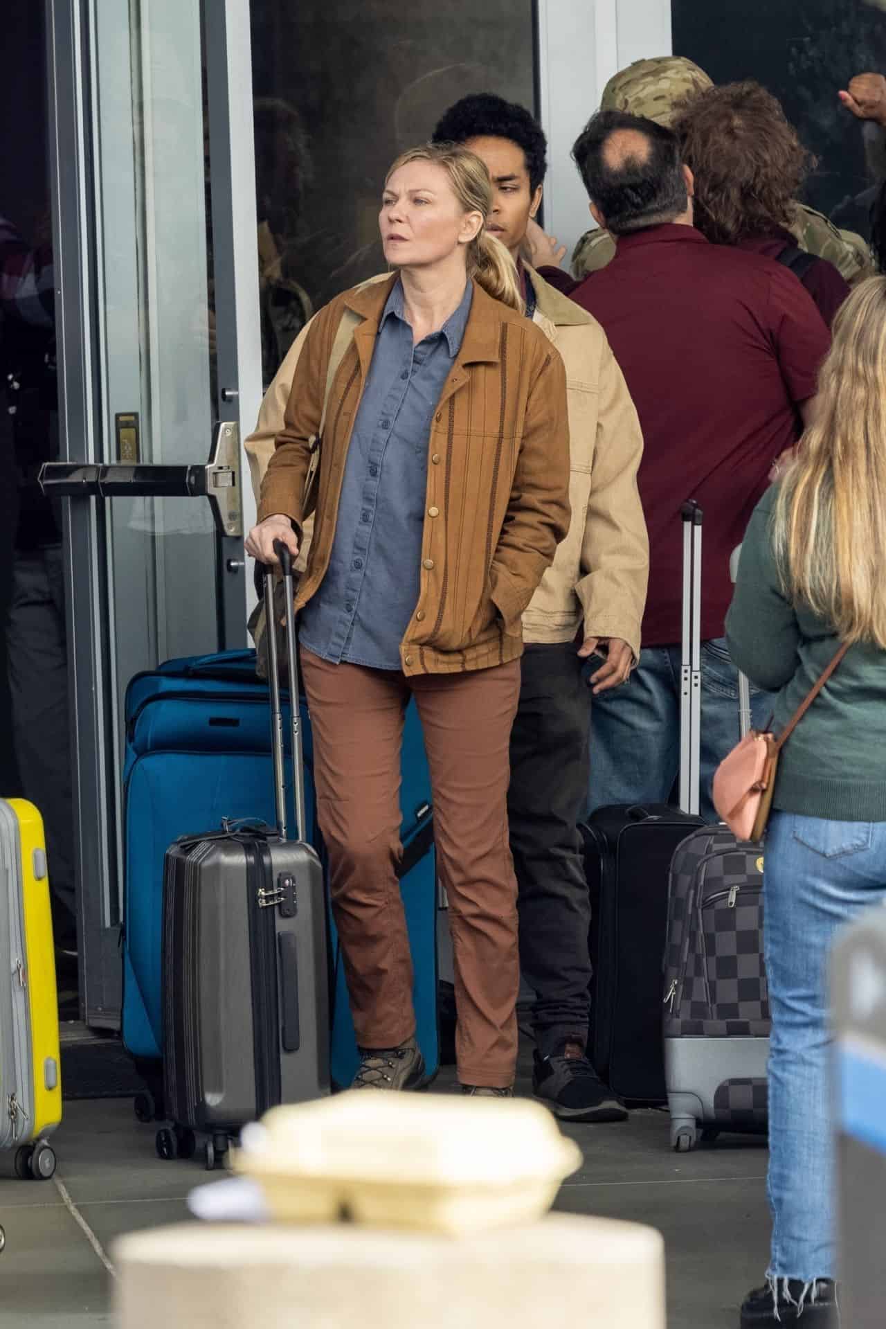 Kirsten Dunst Looks Great on the Set of her Upcoming Action Movie Civil War