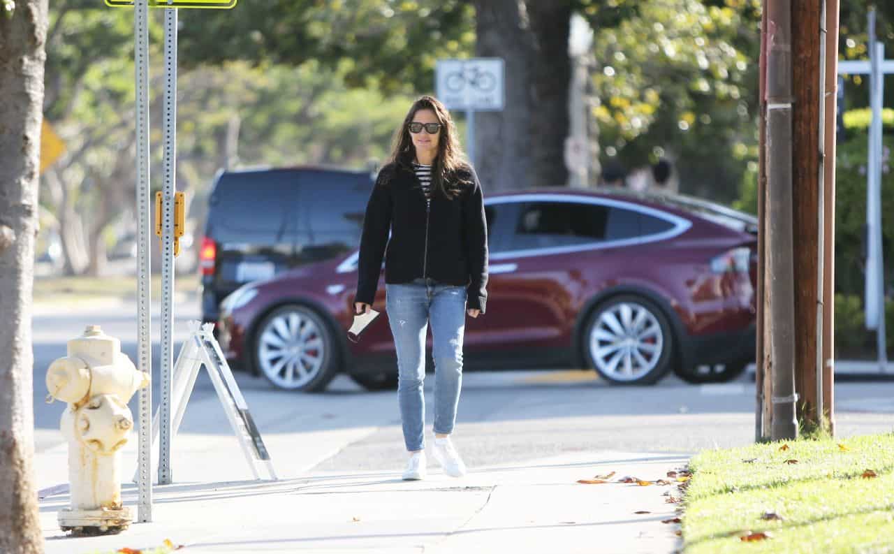 Jennifer Garner Looked Ravishing as she Headed Back from Samuel's School
