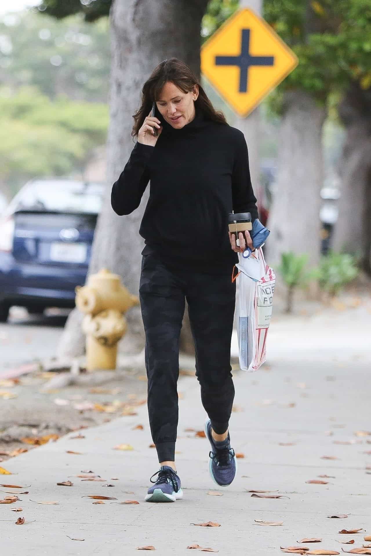 Jennifer Garner Looked Fresh-faced while Running Errands in Brentwood