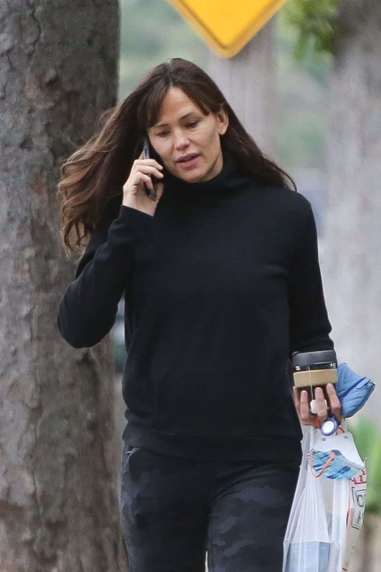 Jennifer Garner Looked Fresh-faced while Running Errands in Brentwood