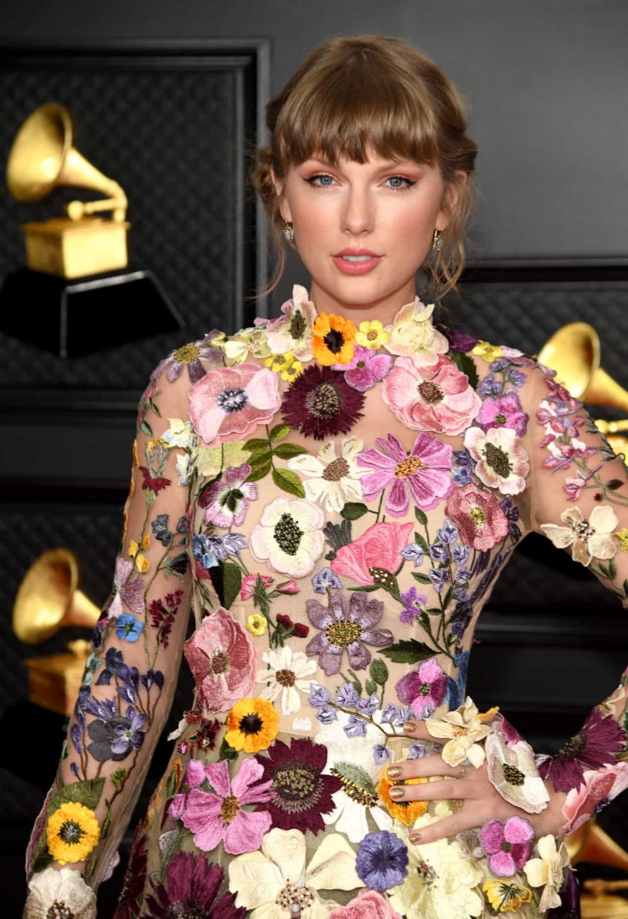 Taylor Swift Shakes an Oscar de la Renta Dress with Flowers at the Grammys