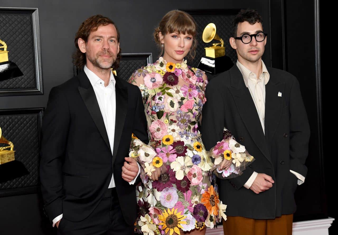 Taylor Swift Shakes an Oscar de la Renta Dress with Flowers at the Grammys
