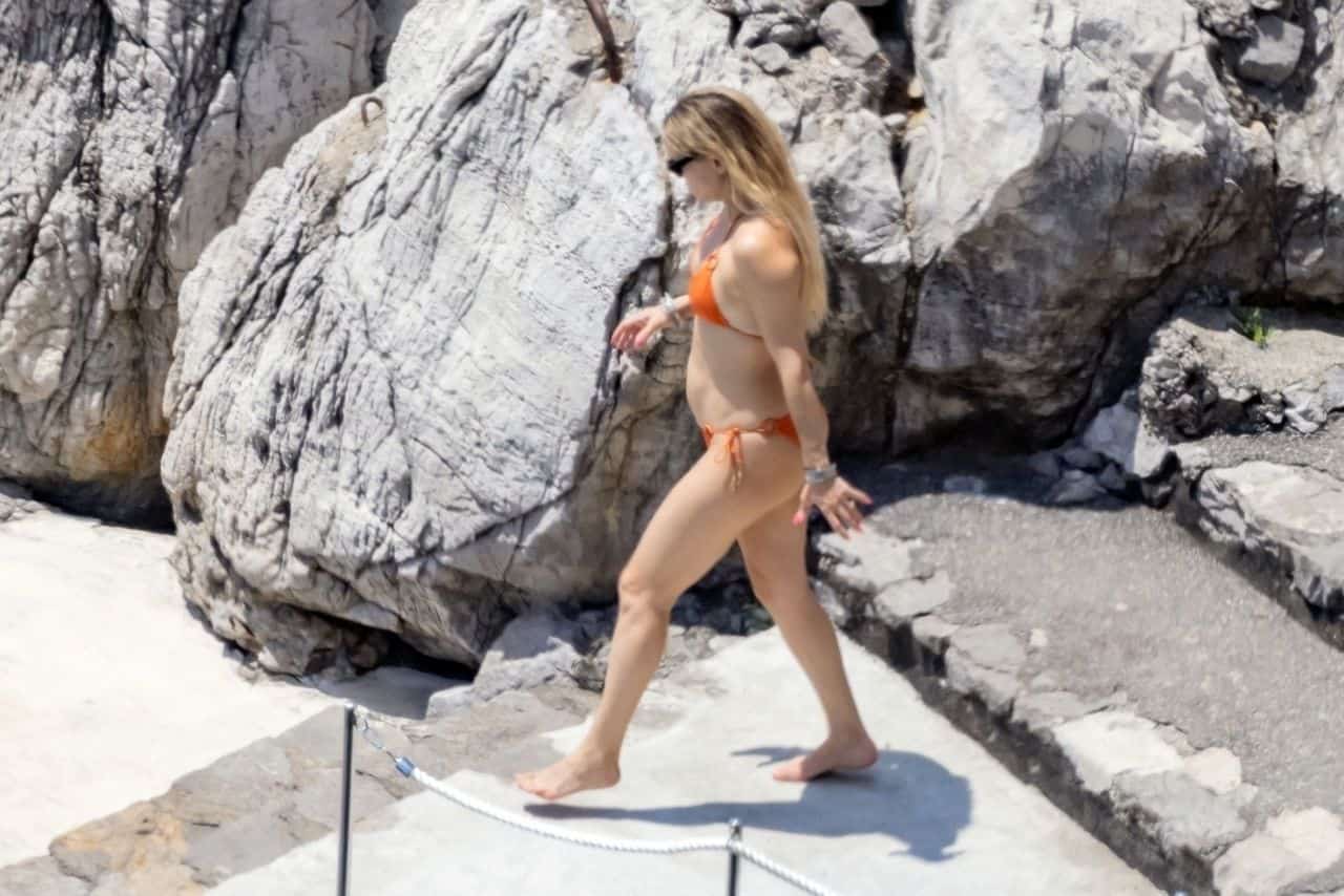 Kate Hudson Shows Off Her Fantastic Figure in an Orange Bikini in Italy