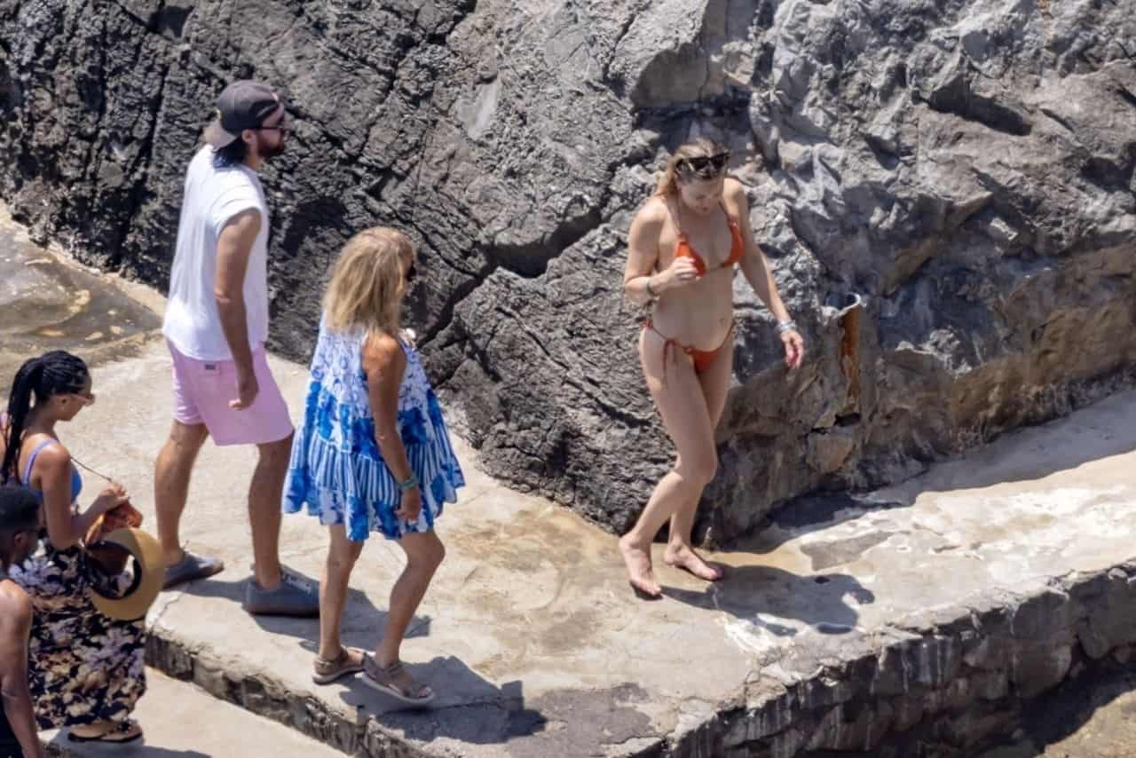 Kate Hudson Shows Off Her Fantastic Figure in an Orange Bikini in Italy