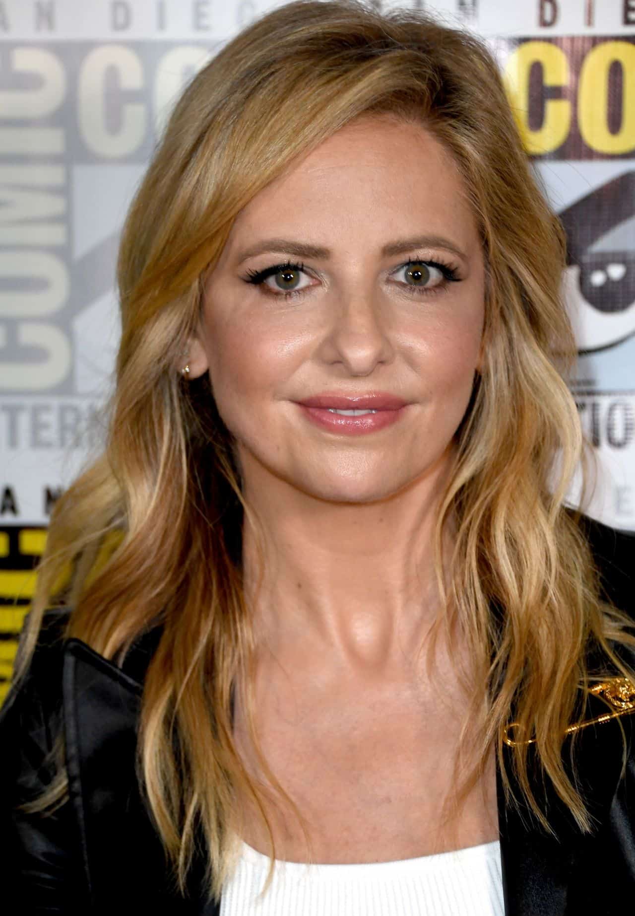 Sarah Michelle Gellar Looks Awesome in Leather Outfit at the 2022 Comic-Con