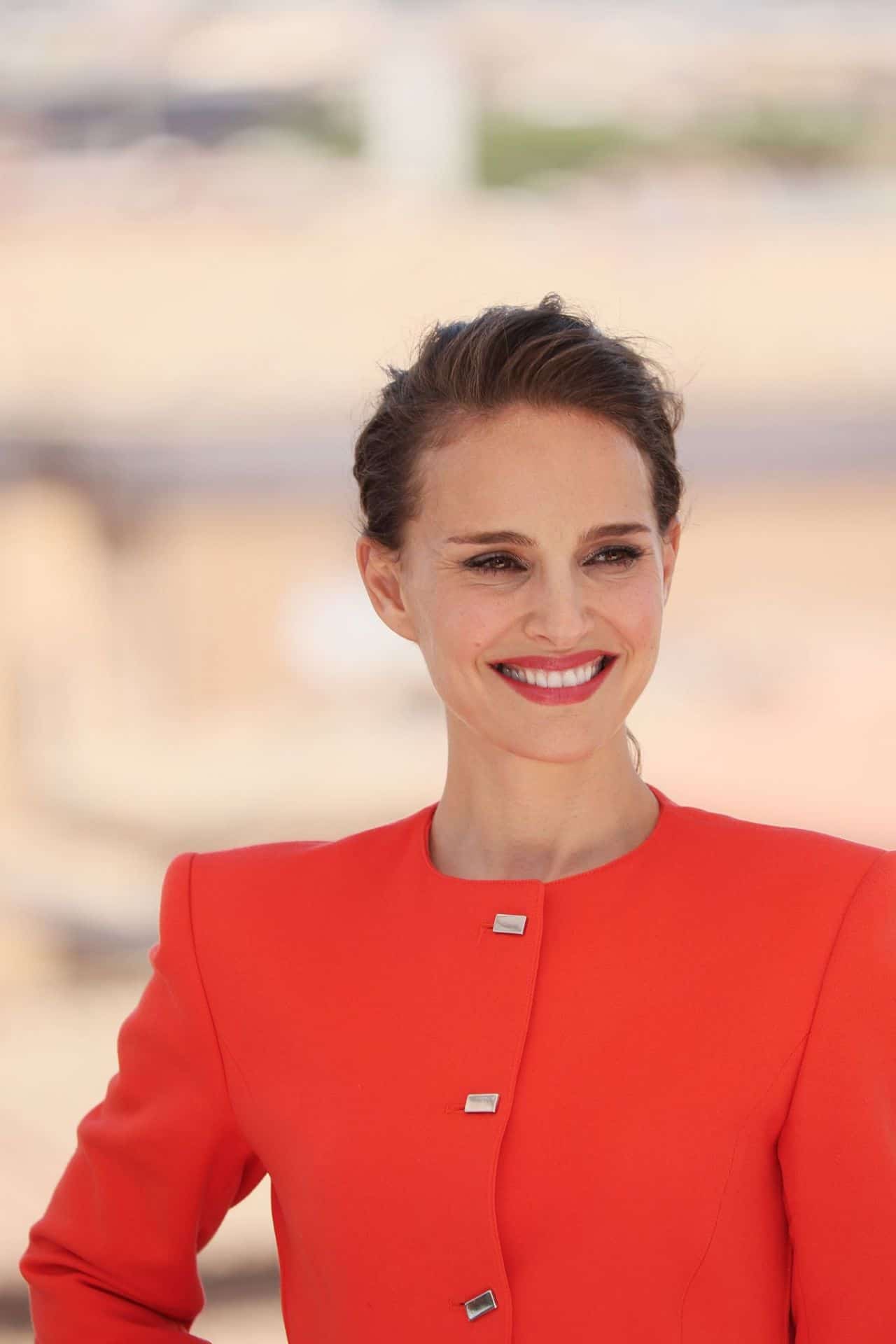 Natalie Portman Shows Off Her Toned Legs in a Thigh-skimming Red Mini Skirt